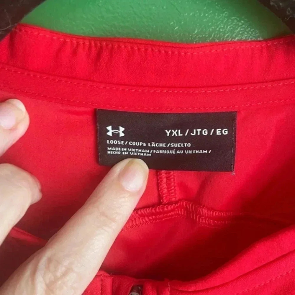 CLEARANCE! Under Armor YXL Red jersey shirt short sleeve loose fit - Picture 2 of 3
